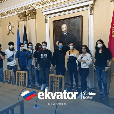 Öğrenci grubunun birlikte çekildiği bir fotoğraf